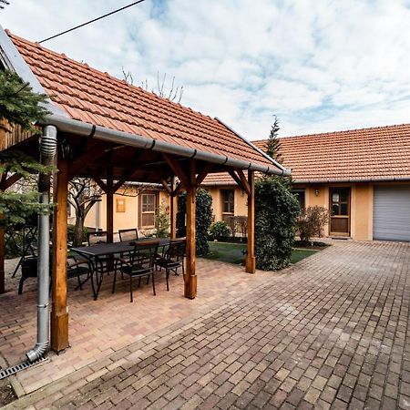 Estike Apartman Gyula Exterior photo
