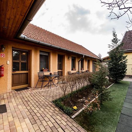 Estike Apartman Gyula Exterior photo