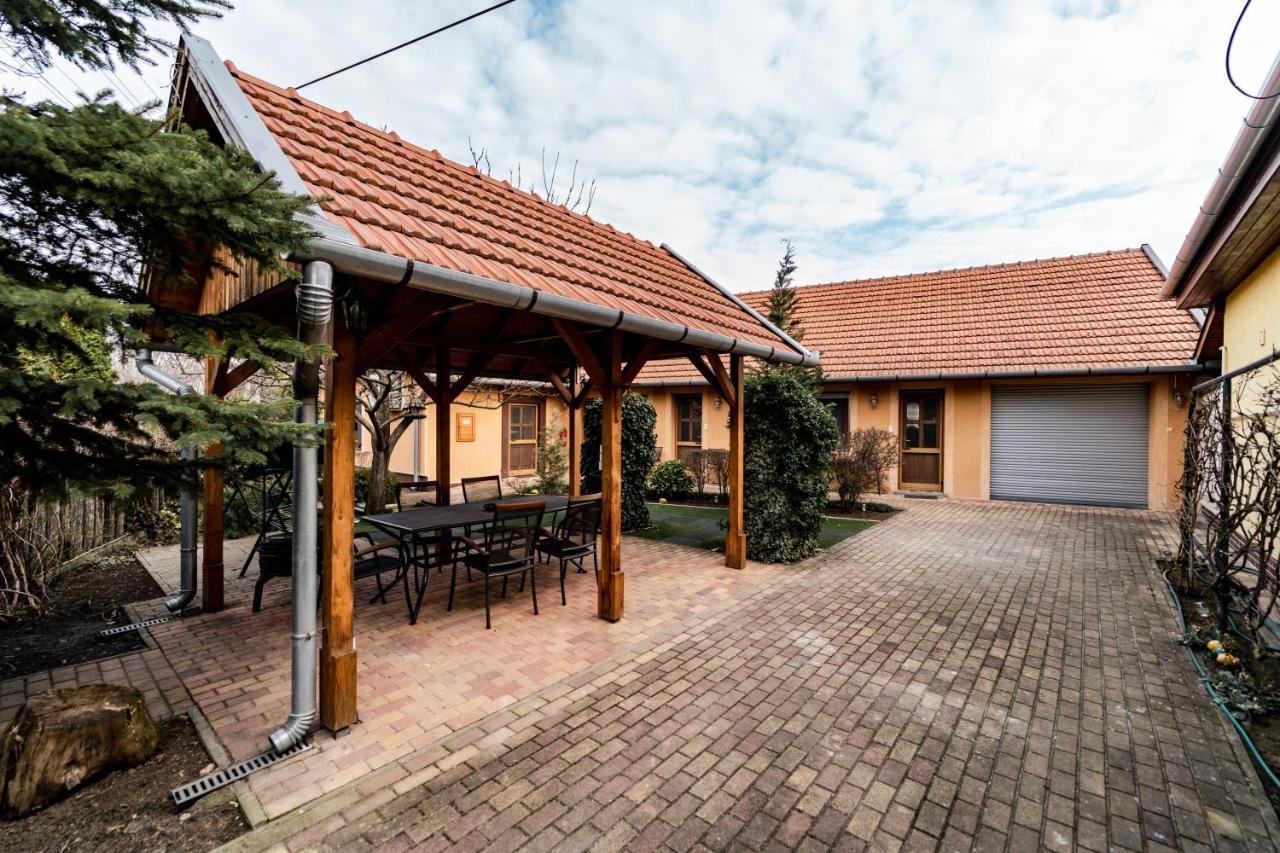 Estike Apartman Gyula Exterior photo
