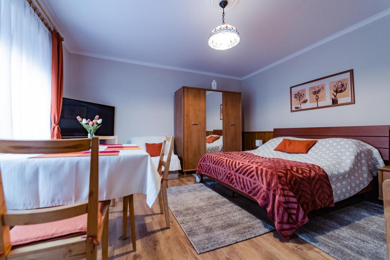 Estike Apartman Gyula Exterior photo