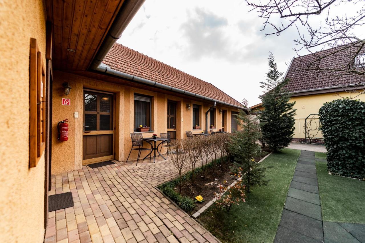 Estike Apartman Gyula Exterior photo