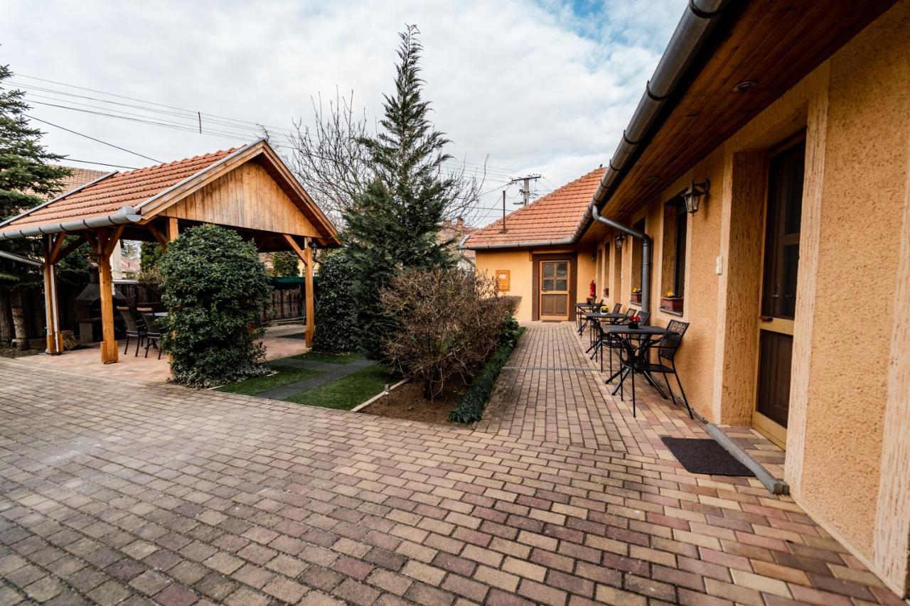 Estike Apartman Gyula Exterior photo