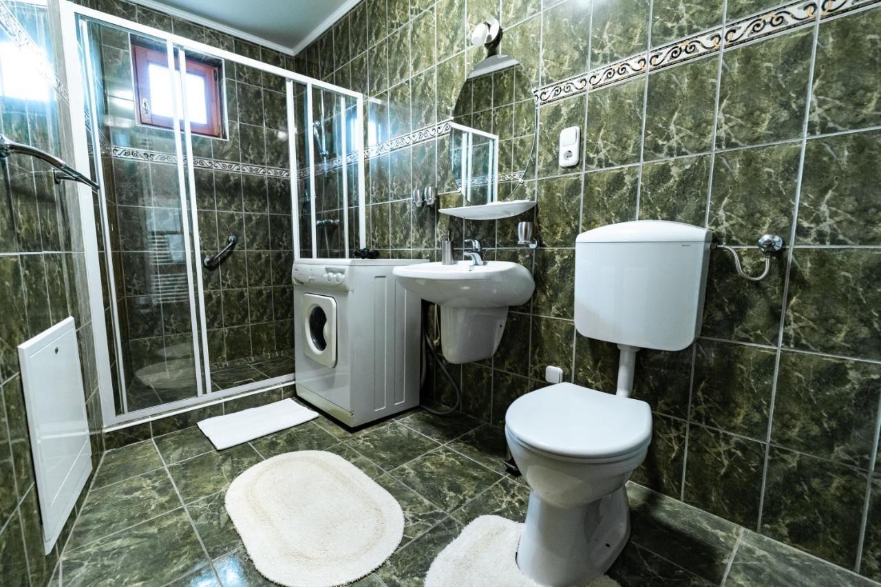 Estike Apartman Gyula Exterior photo