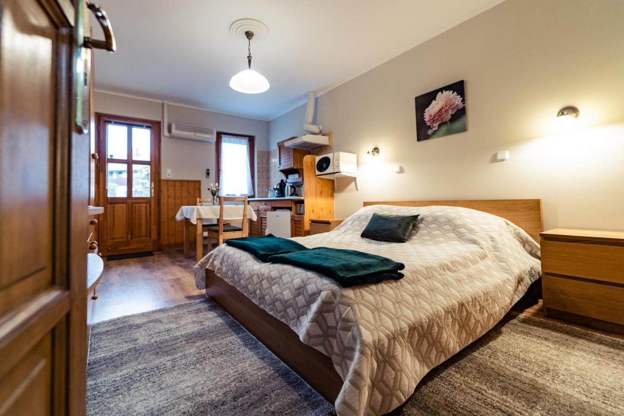 Estike Apartman Gyula Exterior photo