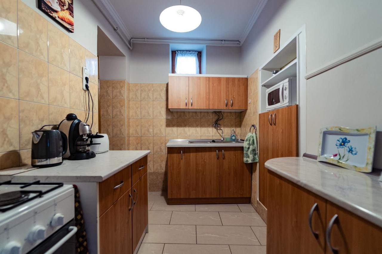 Estike Apartman Gyula Exterior photo