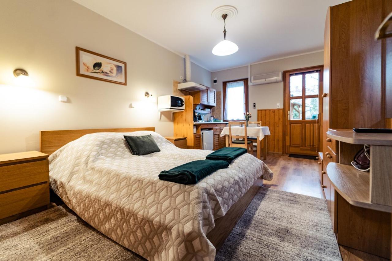 Estike Apartman Gyula Exterior photo