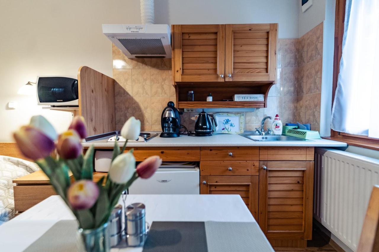 Estike Apartman Gyula Exterior photo