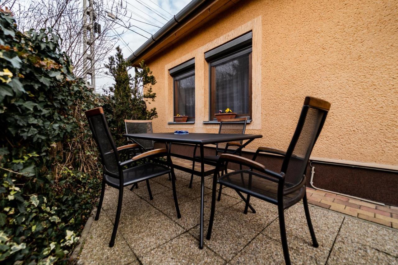 Estike Apartman Gyula Exterior photo