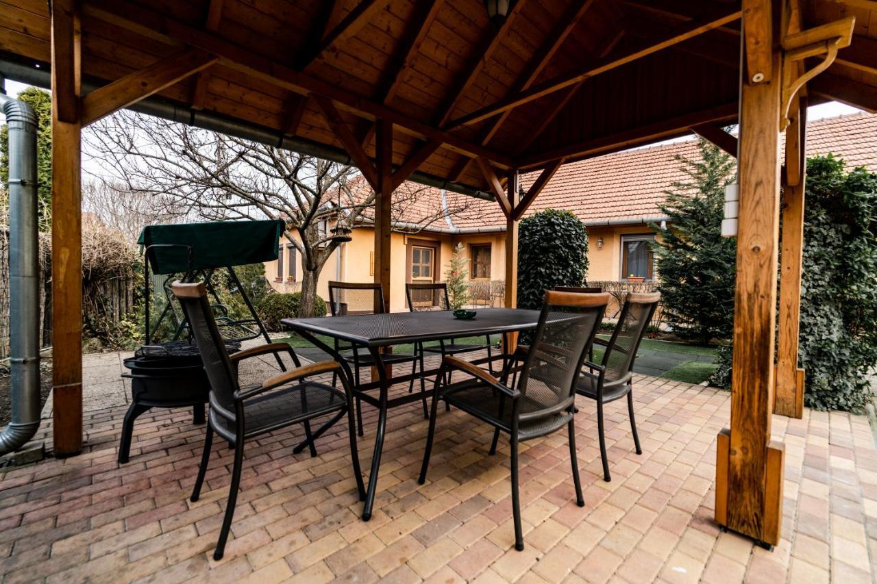 Estike Apartman Gyula Exterior photo